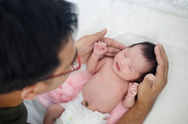 Merawat newborn baby
