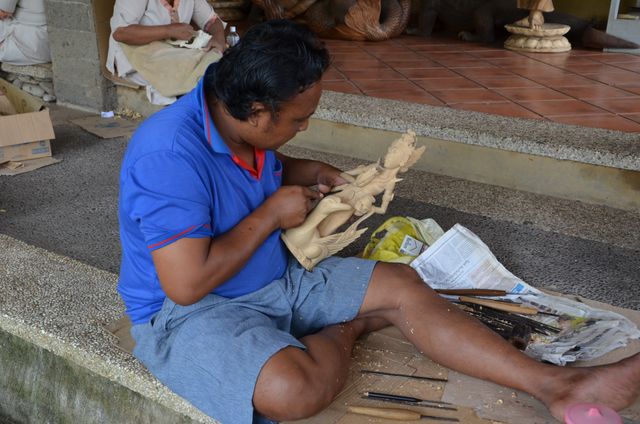 Memahat patung